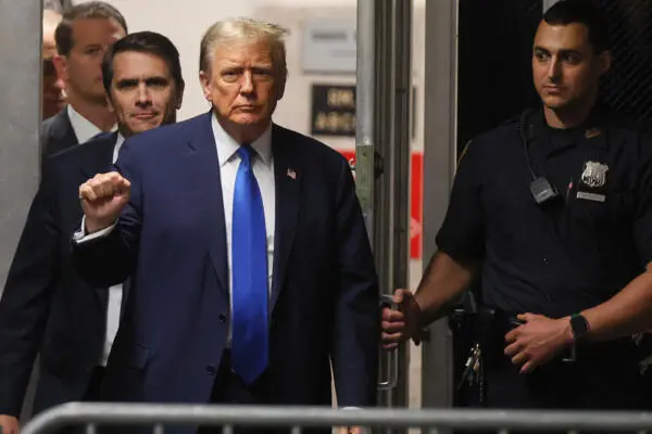 Expresidente Donald Trump mientras regresaba a la sala del tribunal en su juicio en el Tribunal Penal de Manhattan en Nueva York. Foto: fuente externa. 