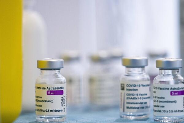 La farmacéutica AstraZeneca admitió que su vacuna contra el coronavirus puede provocar un inusual efecto secundario. Foto: Fuente externa 
