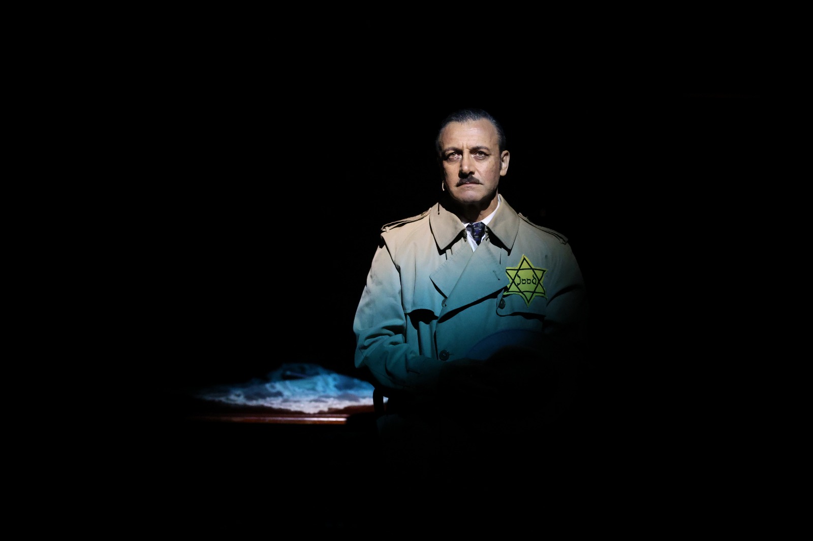 Vic Gómez como Otto Frank en el ´´Diario de Ana Frank´´