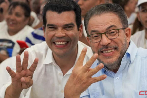 El alto dirigente del  PRM, Wellington Arnaud y el candidato a senador por DN, Guillermo Moreno. Foto: Fuente externa