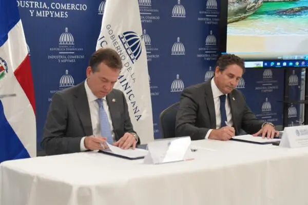El ministro Víctor Bisonó y el vicepresidente ejecutivo senior de la macro unidad de seguros de Grupo Universal, Wilfredo Baquero Ginebra. (Foto: fuente externa)