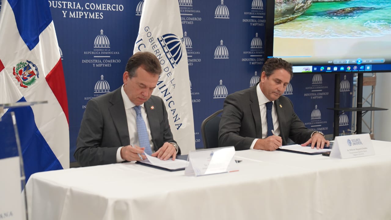 El ministro Víctor Bisonó y el vicepresidente ejecutivo senior de la macro unidad de seguros de Grupo Universal, Wilfredo Baquero Ginebra