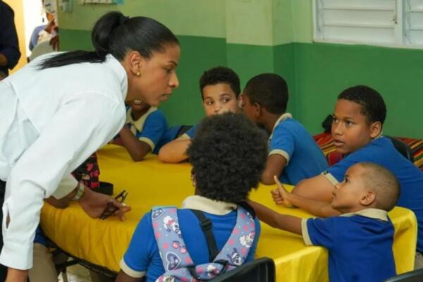 INEFI y Gina Mambrú visitan la Escuela Básica Salomé Ureña