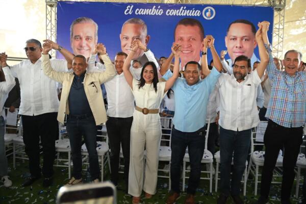 Diputado Lupe Núñez y su equipo político se juramentan en el PRM. (Foto: fuente externa)