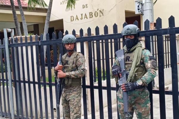 Dispositivo militar resguarda ayuntamiento de Dajabón durante toma de posesión.  (Foto: Ramón Medina)