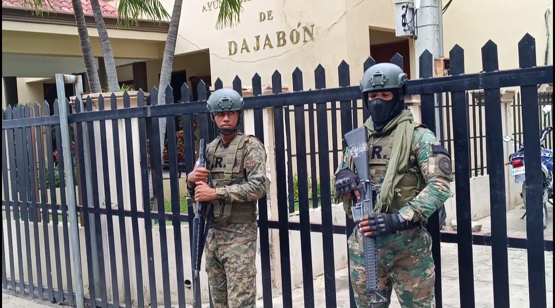 Dispositivo militar resguarda ayuntamiento de Dajabón durante toma de posesión.