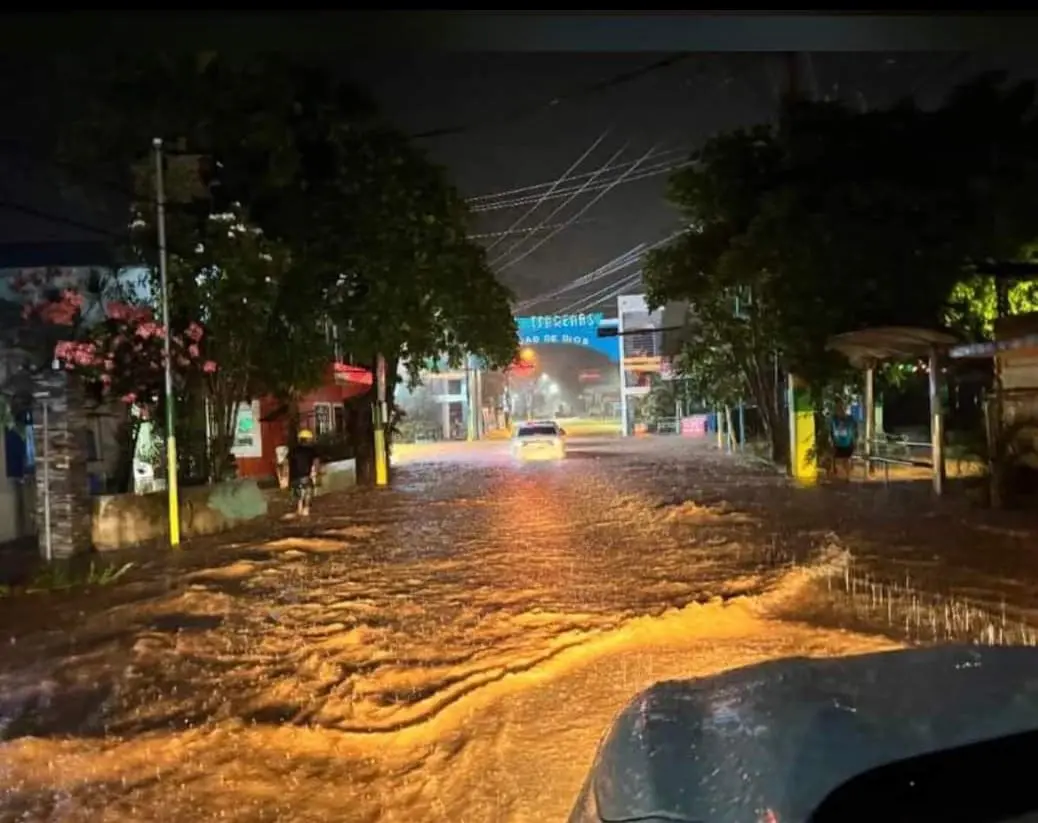 Video: Lluvias provocan inundaciones en Las Terrenas