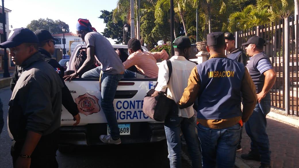 Migración detiene varios ciudadanos haitianos en operativo