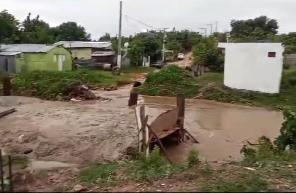 Decenas de casas se inundada en Los Alcarizos. (Foto: fuente externa)