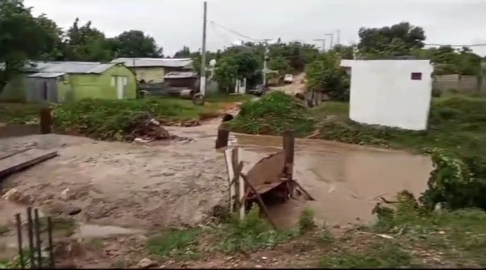 Decenas de casas se inundada en Los Alcarizos