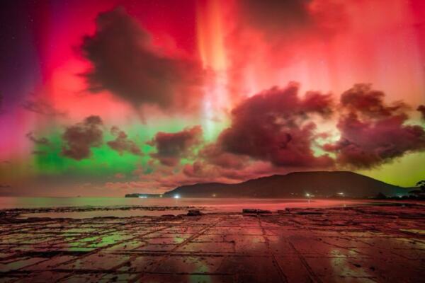 Aurora austral desde la isla de Tasmania en Australia la noche del viernes