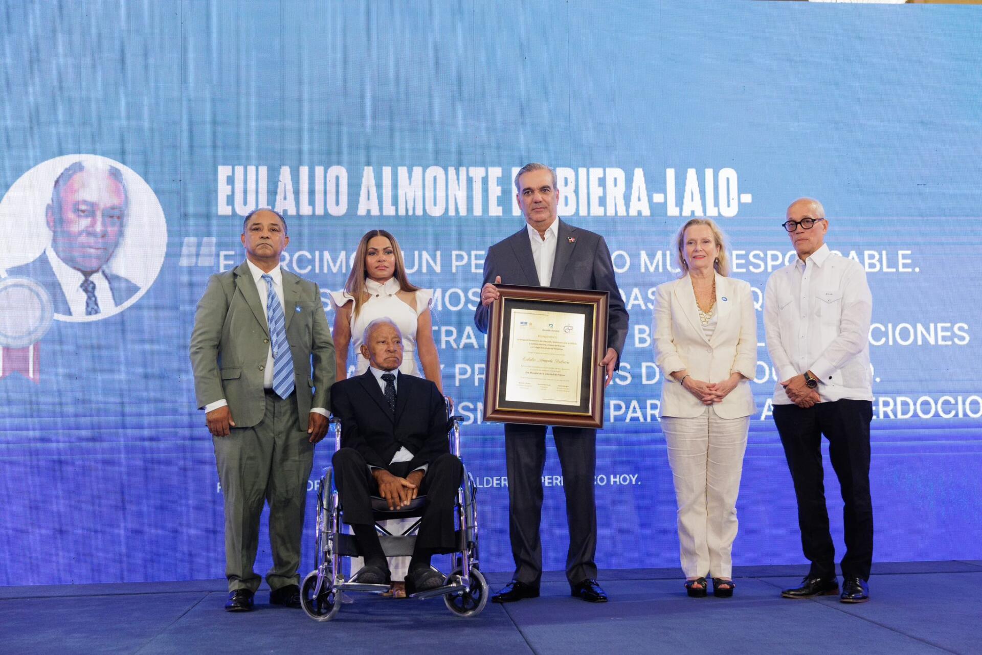 Entregan Premio a la Libertad de Prensa al periodista Eulalio Almonte