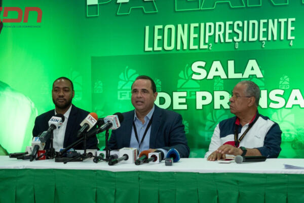 Manuel Crespo, durante rueda de prensa en representación de los miembros del partido Fuerza del Pueblo (FP) Foto CDN Digital