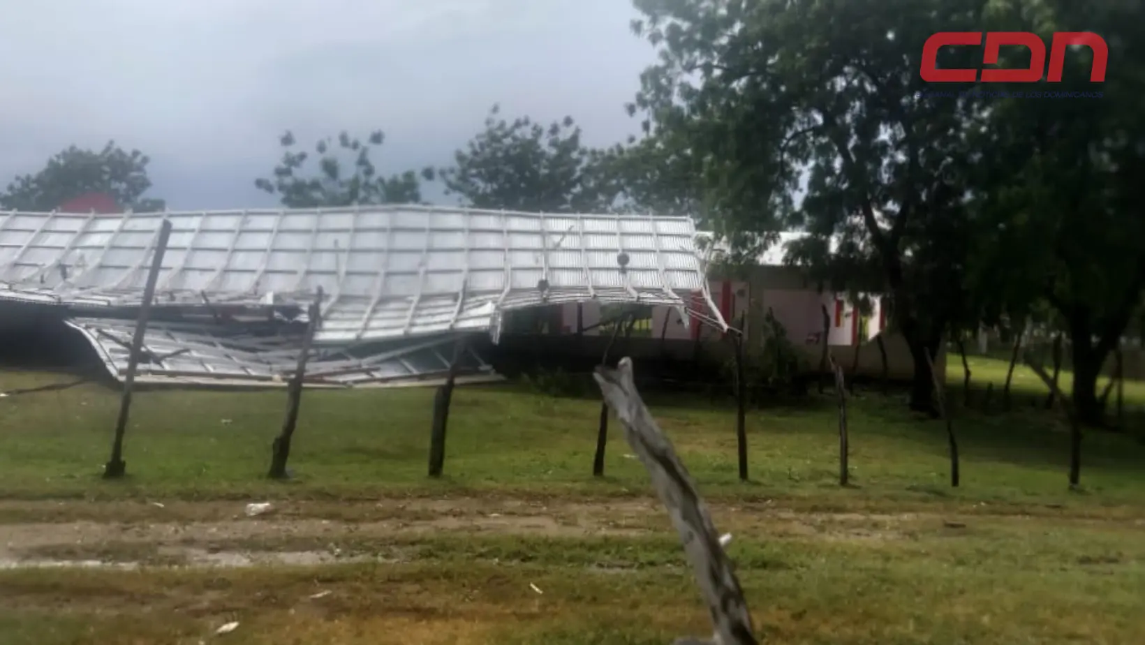Árboles, postes del tendido eléctricos y vallas publicitarias caídos por fuerte tornado.