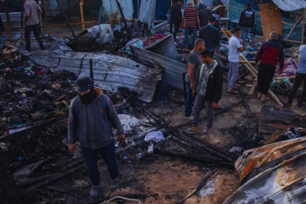 Palestinos observando los daños causado por un ataque del Ejército israelí en un campamento situado en Rafah, al sur de la Franja de Gaza. Foto: Fuente externa