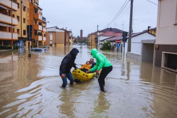 Dos personas siendo socorridas tras las inundaciones causadas por las fuertes lluvias registradas al norte de Italia. Foto: Fuente externa