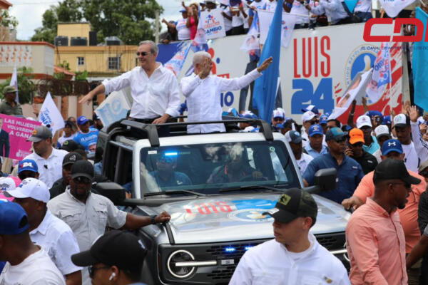 Luis Abinader en compañía del candidato a senador Ricardo De Los Santos. Foto CDN Digital