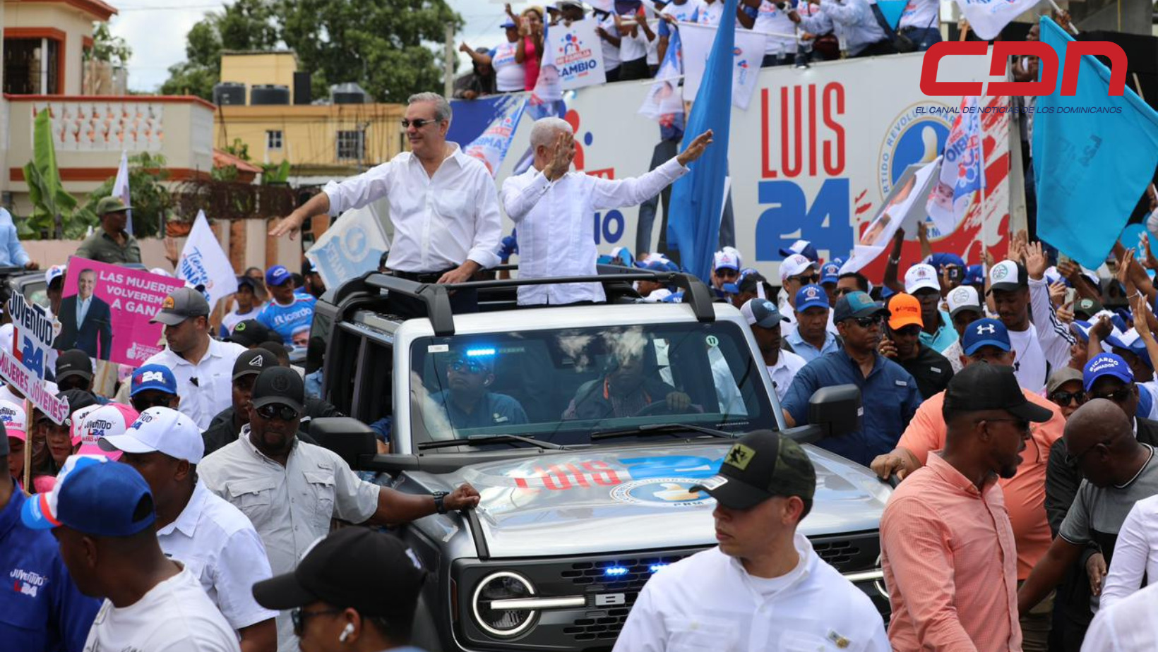 Luis Abinader en compañía del candidato a senador Ricardo De Los Santos. Foto CDN Digital