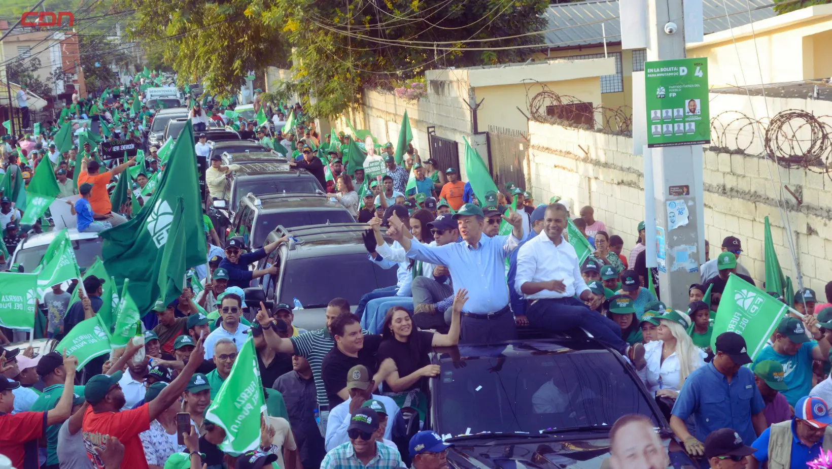El candidato presidencial de la FP y aliados, Leonel Fernández, durante multitudinarias marchas-caravanas en La Vega y Santiago. Foto: Fuente externa