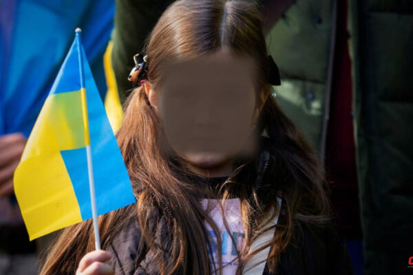 Imagen de una niña ucraniana sosteniendo la bandera de su país. Foto: Fuente externa