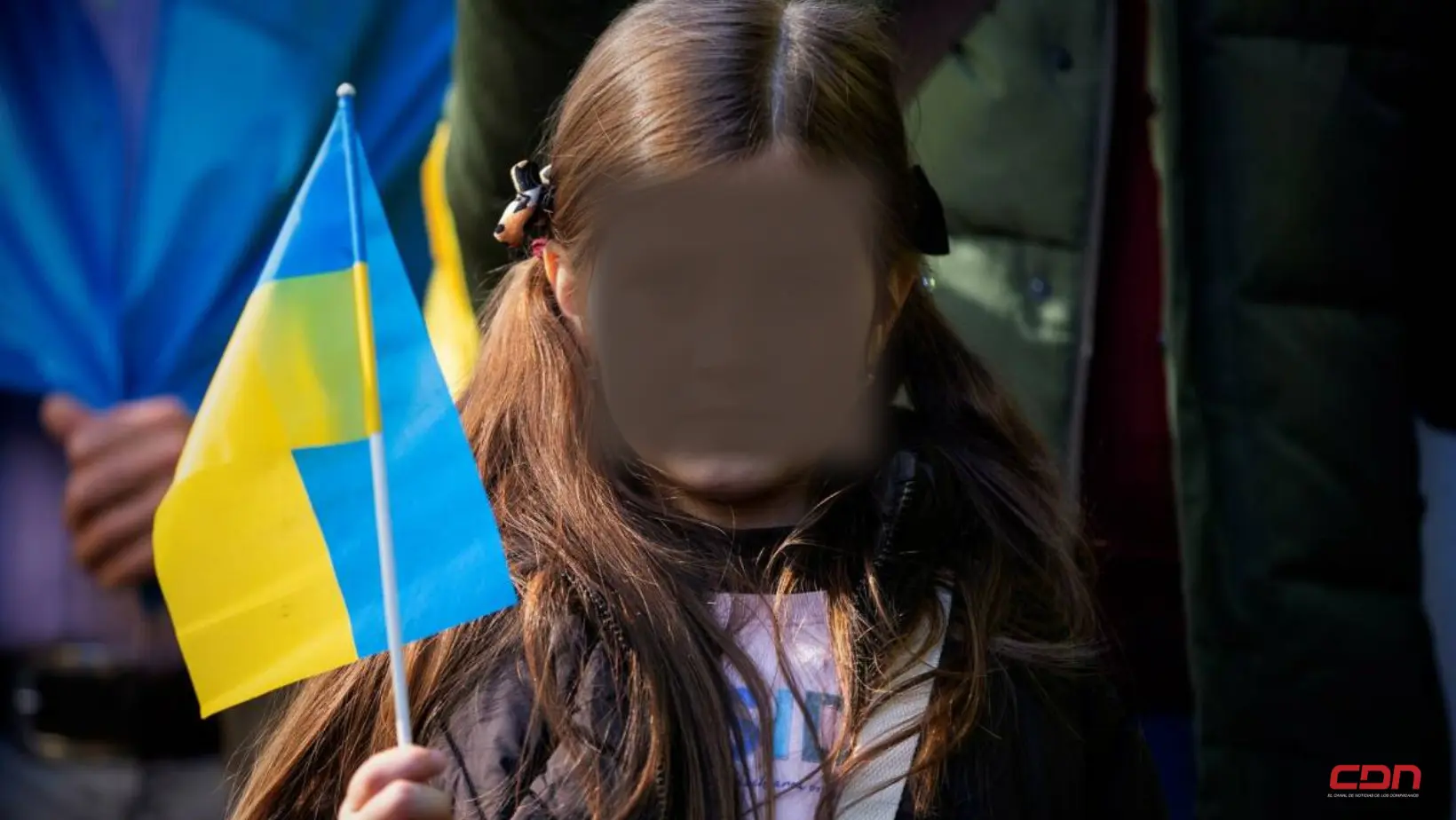 Imagen de una niña ucraniana sosteniendo la bandera de su país. Foto: Fuente externa