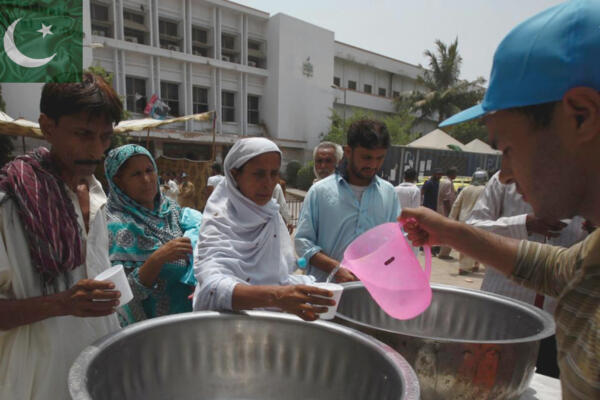 Pakistanís buscando agua potable. Foto: Fuente externa
