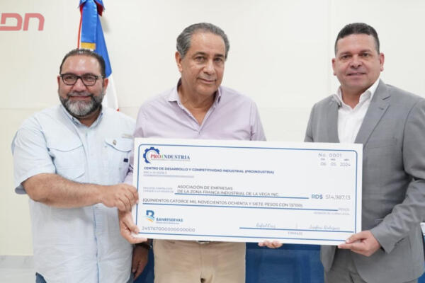 Proindustria realiza entrega de fondos para remozamiento de subestación de bomberos de Zona Franca de La Vega que constituyen un 50%. Foto: Proindustria