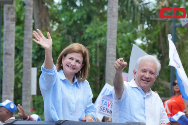 Raquel Peña junto al senador y candidato a esa curul, Antonio Taveras. 