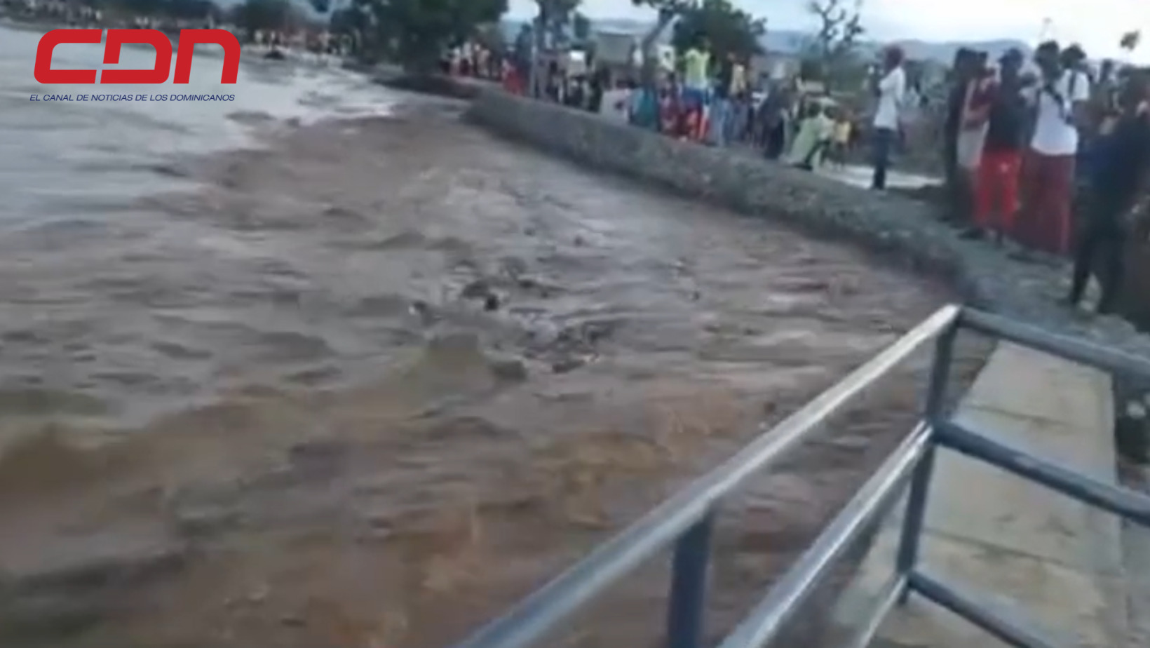 Se desborda canal haitiano por fuertes lluvias registradas. Foto CDN Digital