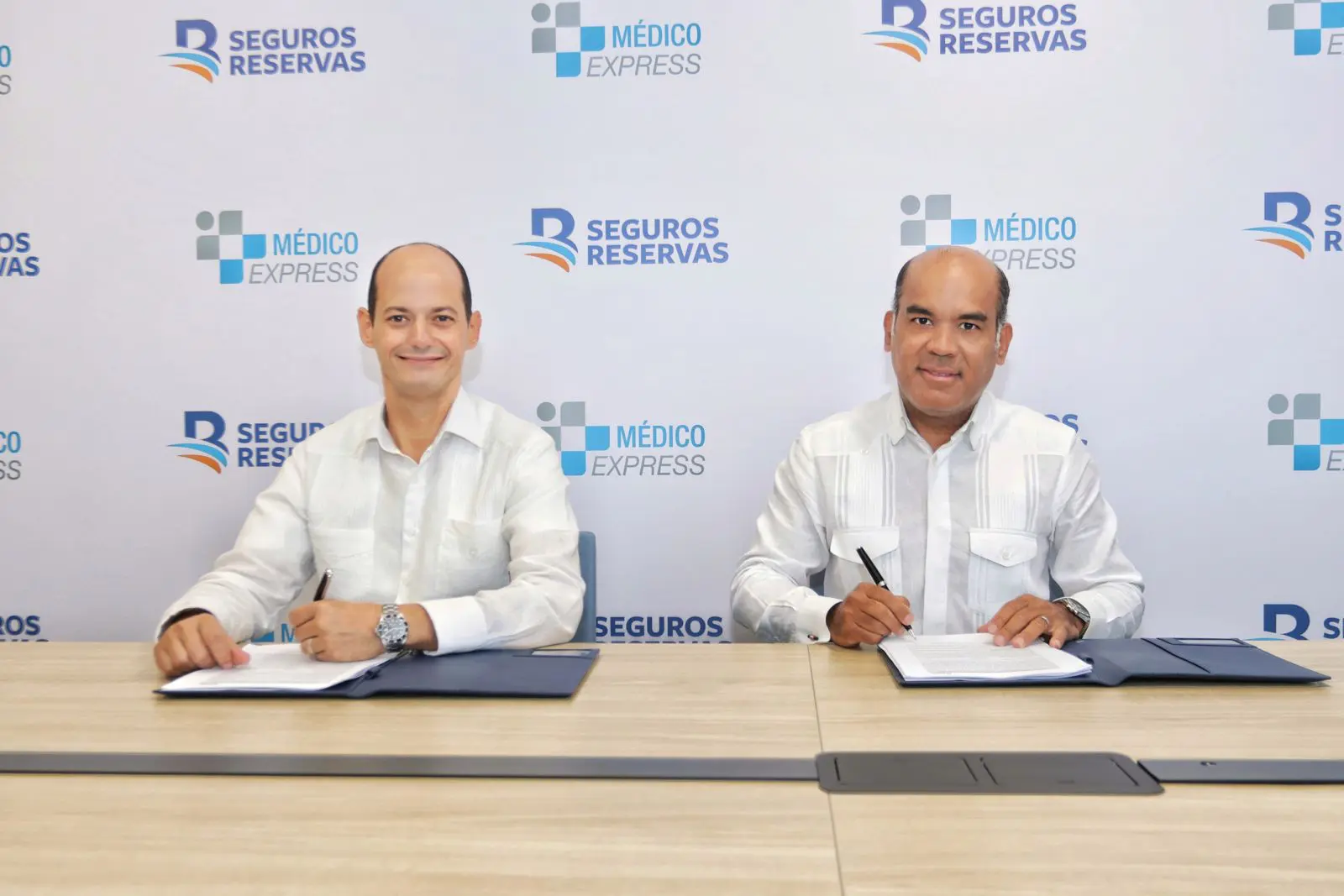 Dr. Alejandro Cambiaso y Víctor Rojas durante la firma del acuerdo (fuente externa)