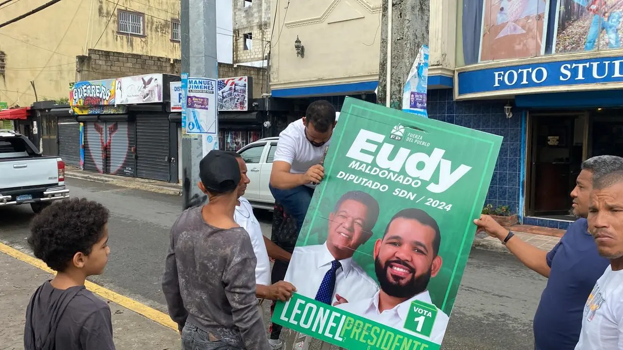 Eudy Maldonado retira propaganda política de la vía publica. Foto fuente externa