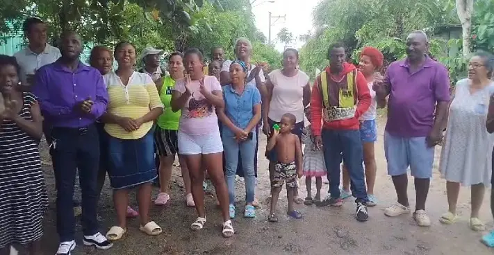 Residentes en Los Acarrizos reclaman solución a varias problemáticas