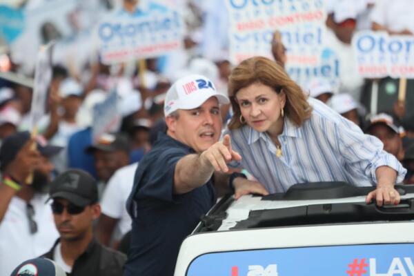 Jean Luis Rodriguez junto a la vicepresidenta Raquel Peña 
Foto: fuente externa
