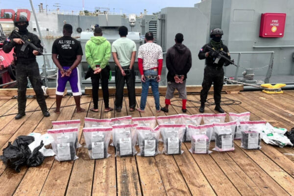 Intervienen dos embarcaciones con 80 paquetes de cocaína y marihuana cuando pretendían ser introducidas por la región Sur del país. Foto: CDN Digital 