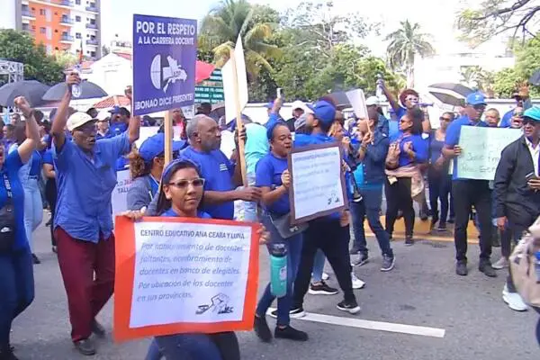 Oficialismo reprocha paro de docencia; oposición apoya a la ADP