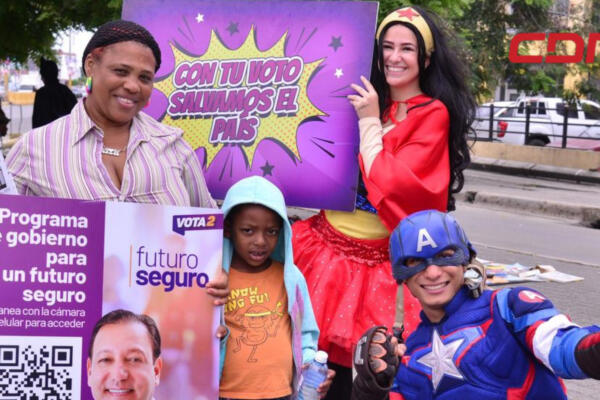 Superhéroes por las calles de Santo Domingo Ese. Foto: fuente CDN Digital