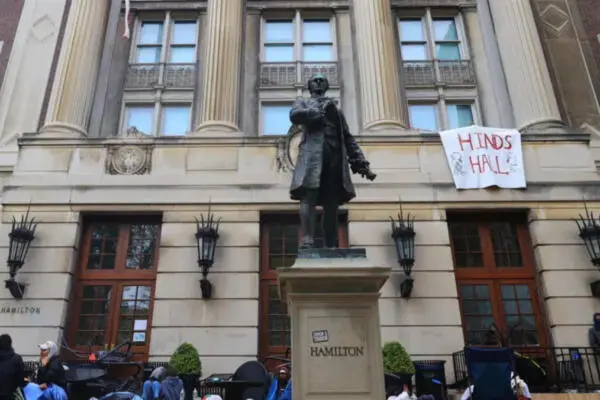 Estudiantes protestando en los alrededores del edificio Hamilton Hall de la universidad de Columbia. Foto: Fuente externa