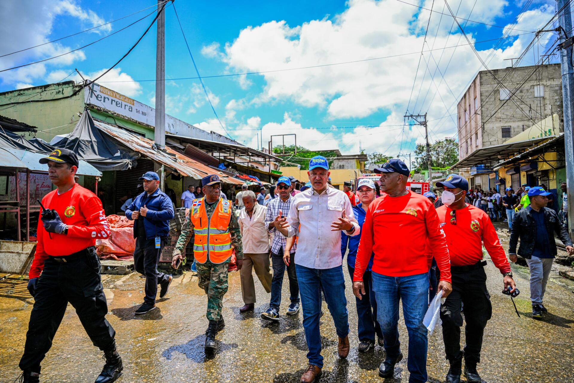 Alcalde de Santiago encabeza limpieza del mercado Hospedaje Yaque