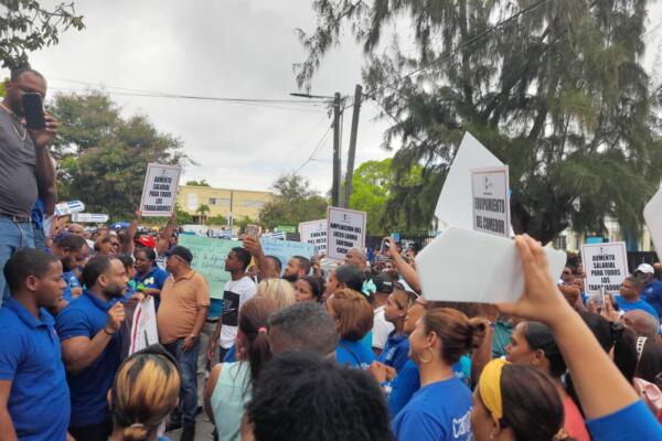 Cientos de maestros marchan en Barahona. (Foto: fuente externa)