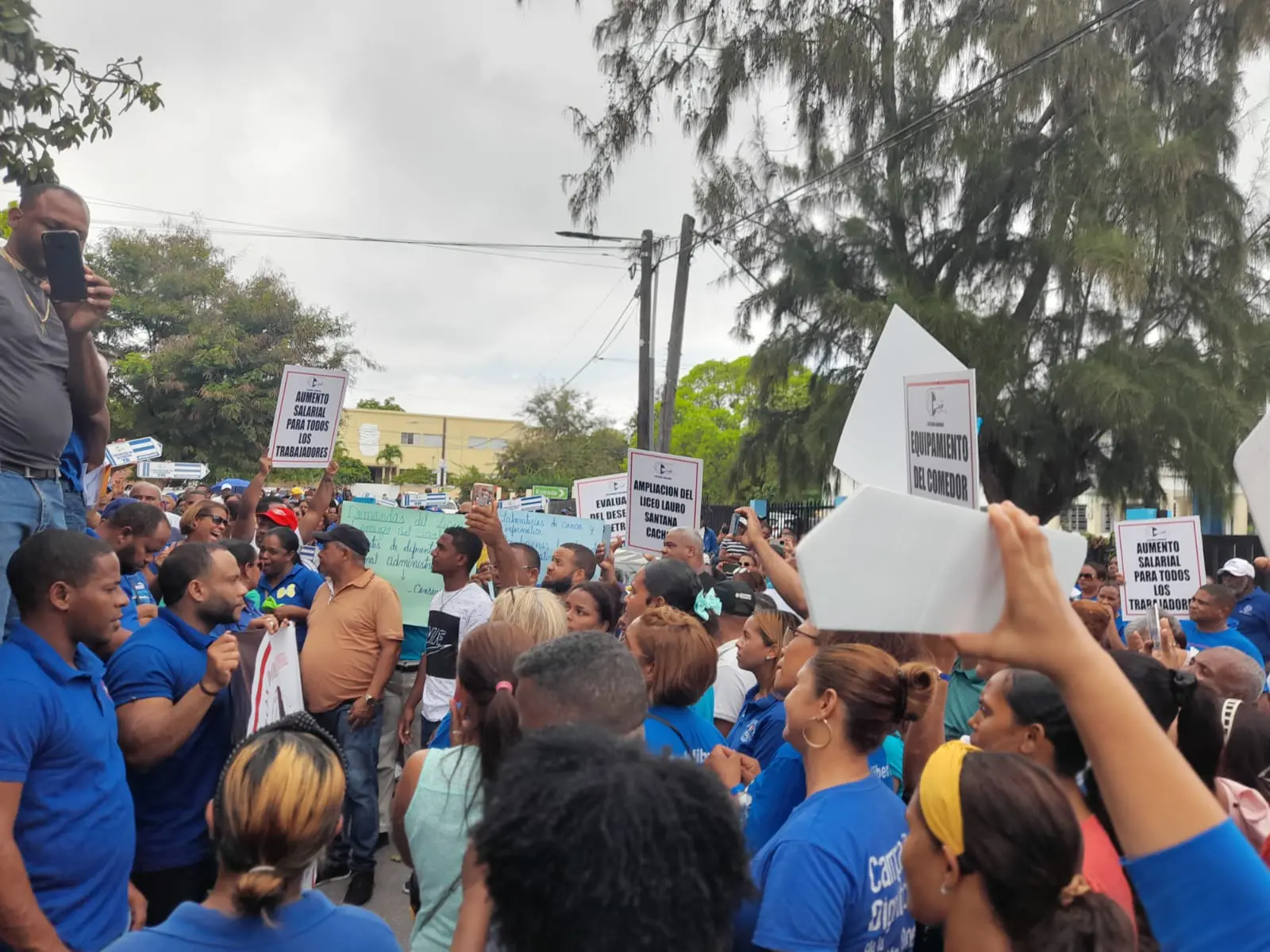 Cientos de maestros marchan en Barahona