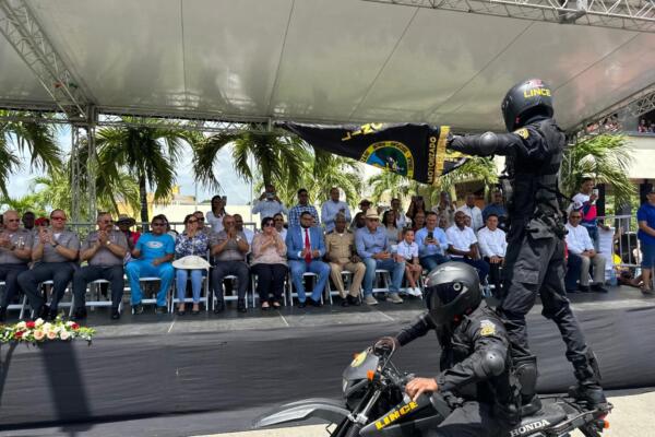 Agentes policiales exhiben sus habilidades en  desfile Cívico-Militar y Juvenil en El Seibo