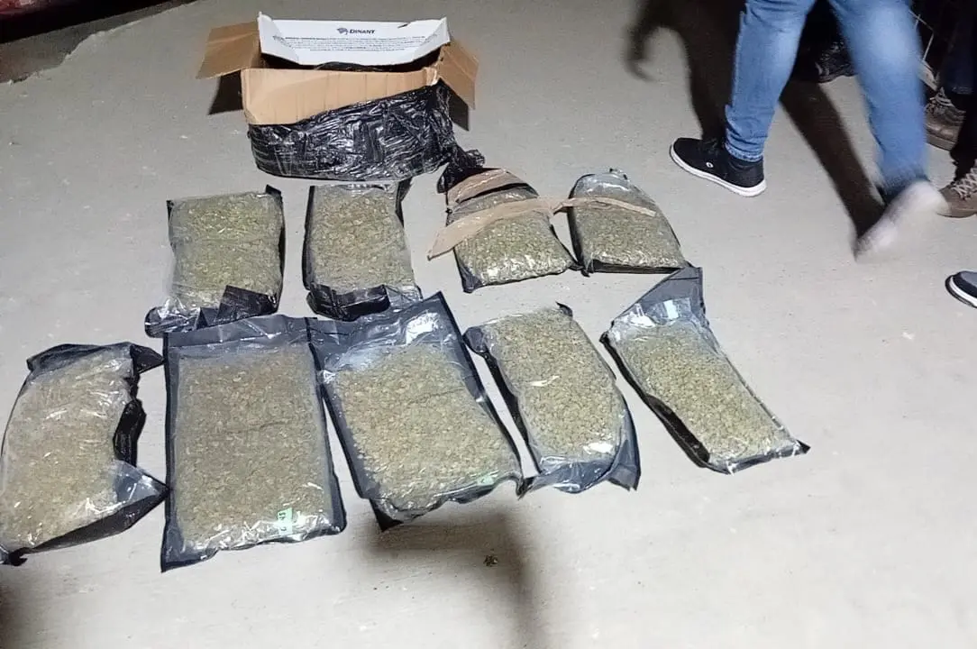 Ocupan 12 paquetes de marihuana y 33 envases llenos de cocaína en muelle. Foto fuente externa