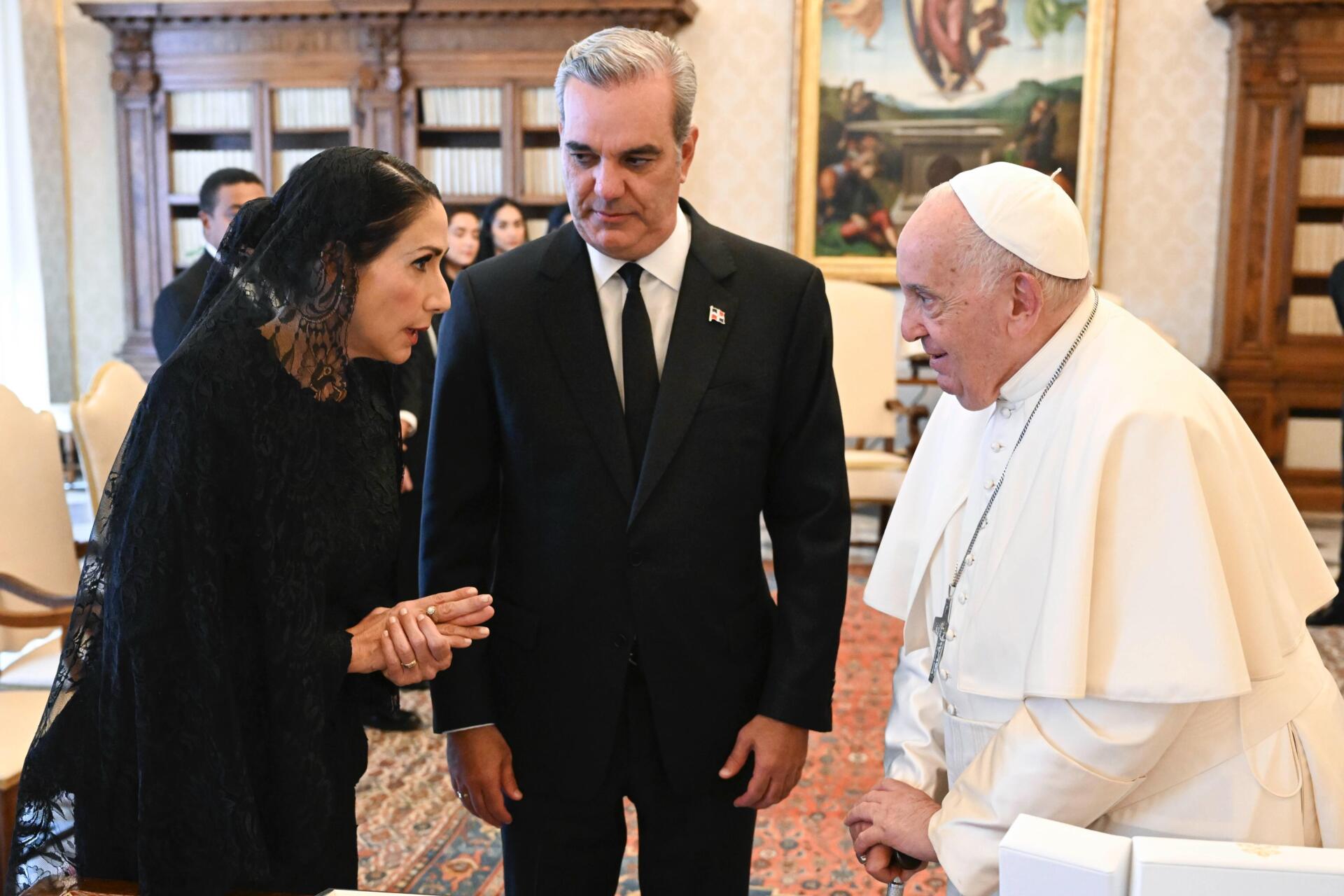 La primera dama dominicana le dice al papa que lo espera en República Dominicana.