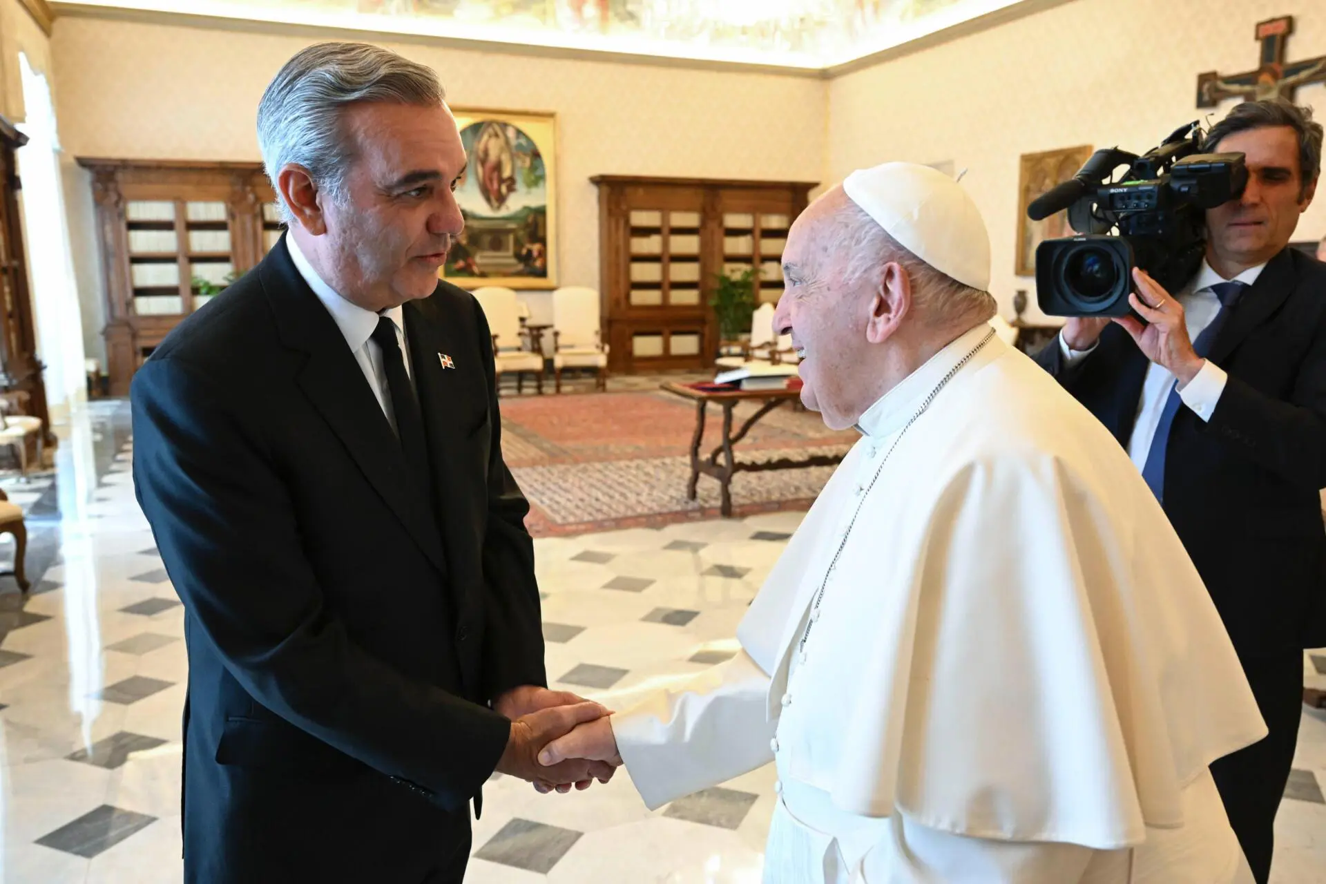 El presidente Luis Abinader y el Papa Francisco