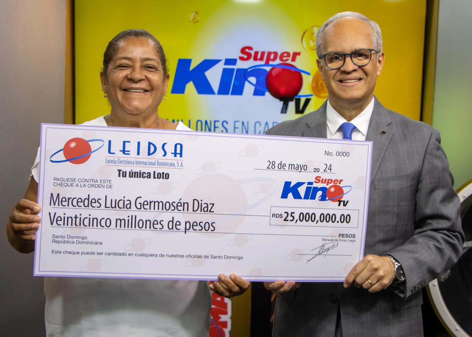LEIDSA entrega 25 millones a ama de casa ganadora del Súper Kino Tv. (foto, fuente externa)