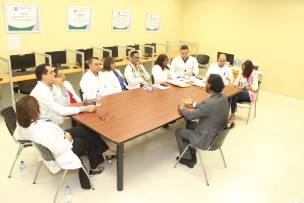 Ney Arias Lora, entrevistó a 87 médicos, para optar por las diferentes residencias y subespecialidades que se imparten en el centro de salud. (foto, fuente externa)