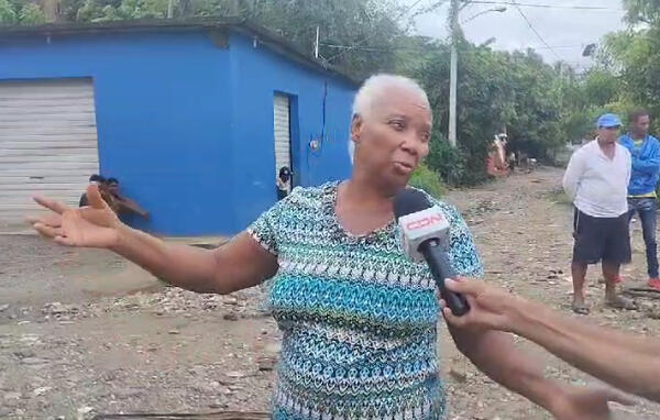 Residentes en Ansonia de Azua piden la limpieza del drenaje para evitar inundaciones