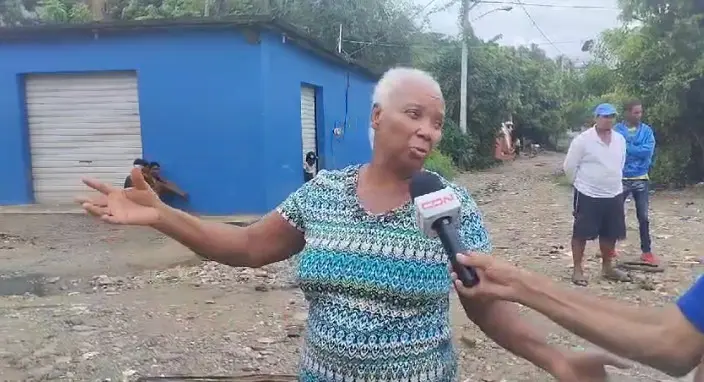 Residentes en Ansonia de Azua piden la limpieza del drenaje para evitar inundaciones