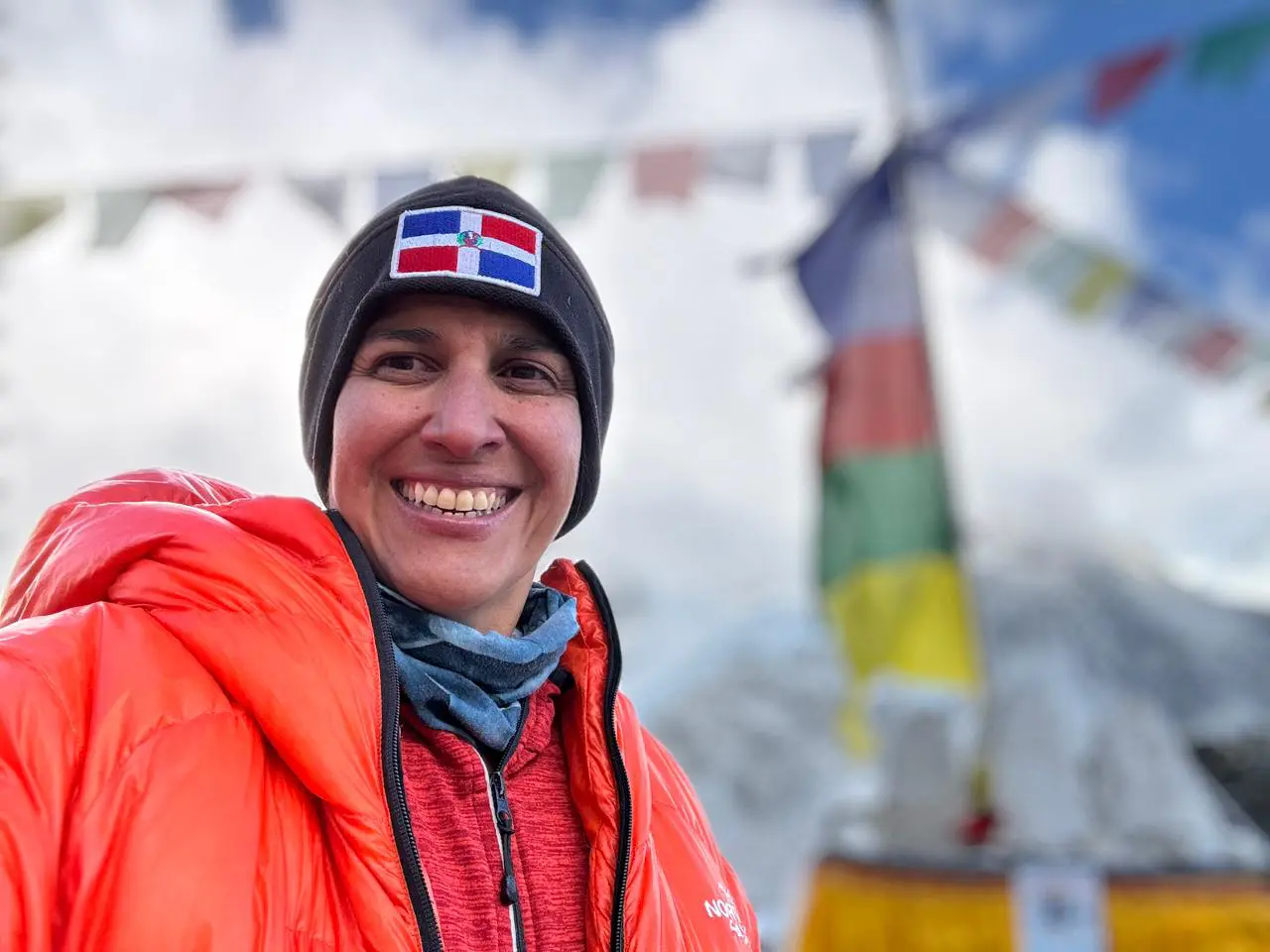 Thais Herrera planta la bandera dominicana en el Everest