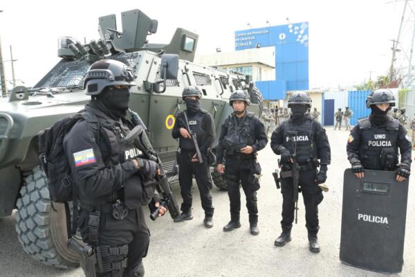 Fotografía de archivo del 6 de abril de 2024 de gentes de la Policía que participan en un operativo en Guayaquil (Ecuador). EFE/ Jonathan Miranda